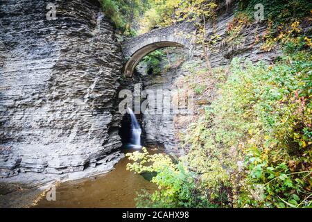 Percorso attraverso piccole cascate a Finger Lakes, Stati Uniti Foto Stock