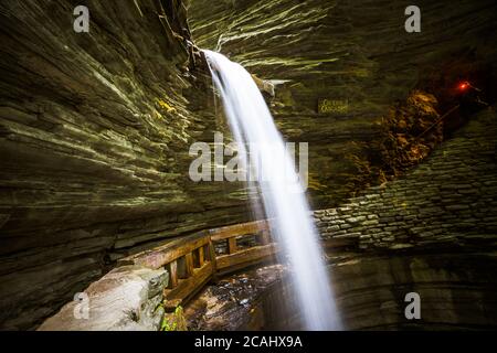 Percorso attraverso piccole cascate a Finger Lakes, Stati Uniti Foto Stock