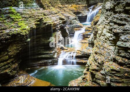 Percorso attraverso piccole cascate a Finger Lakes, Stati Uniti Foto Stock