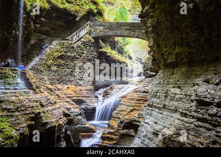 Percorso attraverso piccole cascate a Finger Lakes, Stati Uniti Foto Stock