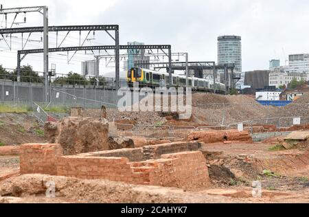 Un treno passa su un argine sopra il cantiere per la stazione HS2 Rail link a Curzon Street a Birmingham, Inghilterra, Regno Unito Foto Stock