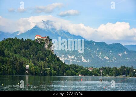 Castello di Bled sopra il lago Bled con le Alpi Giulie su sfondo Foto Stock
