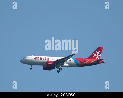 7 agosto 2020. Air Malta Airbus A320-251N 9H-NEB sull'avvicinamento finale a Londra Heathrow in arrivo da Luqa Foto Stock