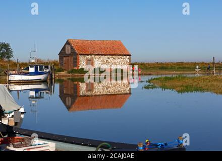 Una vista della vecchia Coal Barn e del porto con una famiglia di granchi in estate sulla costa nord del Norfolk a Thornham, Norfolk, Inghilterra, Regno Unito. Foto Stock