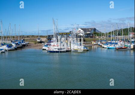 Vista di Arun Yacht Club sul fiume Arun con barche e yacht ormeggiati nel porto turistico. Foto Stock
