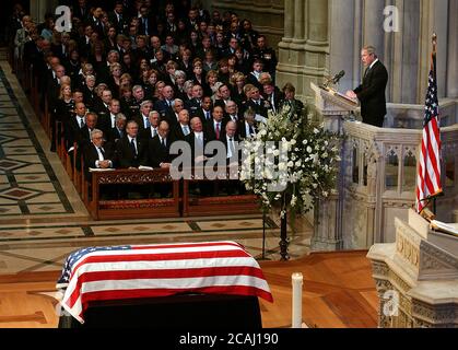 In questa foto di archivio, il presidente degli Stati Uniti George W. Bush fa le osservazioni al funerale di Stato per l'ex presidente degli Stati Uniti Gerald R. Ford alla cattedrale nazionale di Washington, a Washington, D.C. il martedì 2 gennaio 2007..Credit: Ron Sachs / CNP.[NOTA: No New York Metro o altri quotidiani entro un raggio di 75 miglia da New York City]. / MediaPunch Foto Stock