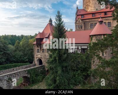 Czocha, Polonia-25 agosto 2019: Vista sul ponte laterale in pietra che conduce al cancello inferiore e al cortile esterno. Vista dal mai Foto Stock