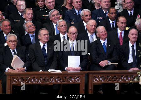 In questa foto, ex Segretario di Stato Henry Kissinger, ex Segretario della Difesa Donald Rumsfeld, ex Presidente della Federal Reserve Alan Greenspan, ex Segretario di Stato James A. Baker, III, E l'ex consulente per la sicurezza nazionale Brent Scowcroft guarda i lavori al funerale di Stato per l'ex presidente degli Stati Uniti Gerald R. Ford presso la Washington National Cathedral, a Washington, D.C. martedì 2 gennaio 2007. L'ex senatore degli Stati Uniti Bob Dole (repubblicano del Kansas) è seduto dietro Scowcroft..Credit: Ron Sachs / CNP.[NOTA: No New York Metro o altri quotidiani all'interno Foto Stock