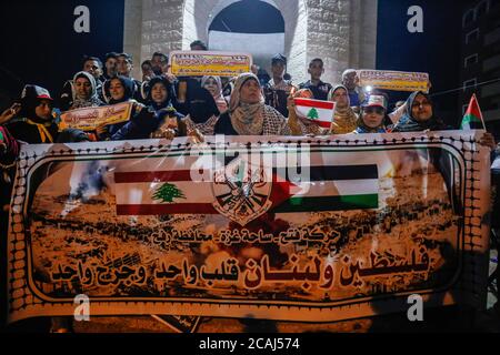 Gaza, Palestina. 05 agosto 2020. Le donne palestinesi hanno un banner, bandiere e cartelli durante una marcia di solidarietà con i libanesi dopo un'enorme esplosione a Beirut Port. Credit: SOPA Images Limited/Alamy Live News Foto Stock