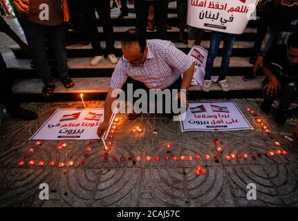 Gaza, Palestina. 06 agosto 2020. Un uomo palestinese accende le candele durante una marcia di solidarietà con i libanesi dopo un'enorme esplosione a Beirut Port. Credit: SOPA Images Limited/Alamy Live News Foto Stock