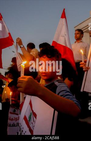 Gaza, Palestina. 06 agosto 2020. Un bambino palestinese tiene una candela accesa durante una marcia di solidarietà con i libanesi dopo un'enorme esplosione a Beirut Port. Credit: SOPA Images Limited/Alamy Live News Foto Stock