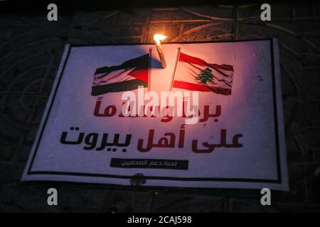 Gaza, Palestina. 06 agosto 2020. Un banner con le bandiere palestinesi e libanesi visto durante una marcia di solidarietà con i libanesi dopo un'enorme esplosione a Beirut Port. Credit: SOPA Images Limited/Alamy Live News Foto Stock