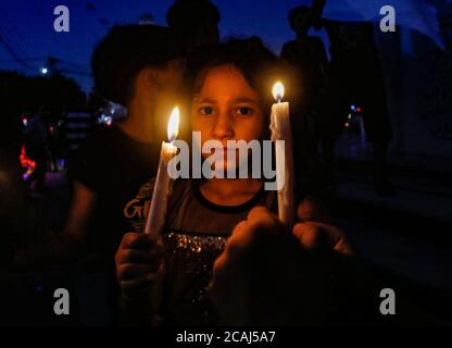 Gaza, Palestina. 06 agosto 2020. Una ragazza palestinese tiene candele accese durante una marcia di solidarietà con i libanesi dopo un'enorme esplosione a Beirut Port. Credit: SOPA Images Limited/Alamy Live News Foto Stock