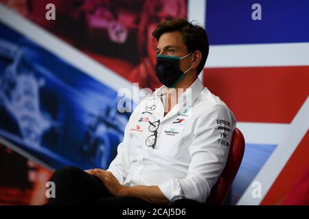 Toto Wolff, Direttore Esecutivo del GP di Mercedes, parla alla conferenza stampa dei Team Principals durante la prima sessione di prove libere del 70° anniversario del Gran Premio di Formula uno al circuito di Silverstone, Northampton. Foto Stock