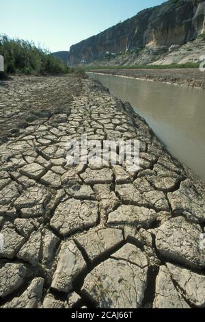 Le rive del fiume Pecos sotto il ponte della U.S. Highway 90 nella contea di Val Verde a basso livello dell'acqua, mostrando segni di una grave siccità nel 2004. ©Bob Daemmrich Foto Stock