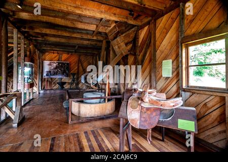 Sella mostra, ruota d'acqua casa, German Colonial Museum, Frutillar, Lake District, Cile Foto Stock