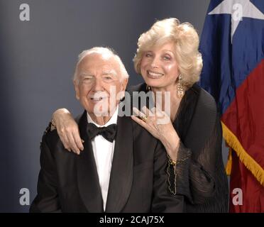 Austin, Texas USA 1 marzo 2006: Walter Cronkite (89) e la fidanzata Joanna Simon (65) si mettono in posa mentre salutano gli ospiti in una festa del Texas Independence Day al Texas State History Museum. ©Bob Daemmrich Foto Stock