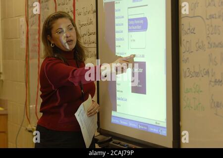 Brownsville, Texas USA, gennaio 2006: Insegnante che utilizza apparecchiature di proiezione in aula. ©Bob Daemmrich Foto Stock