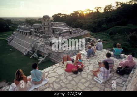 Palenque, Chiapas Messico, 17 1987 agosto: I fedeli sperimentano la convergenza armonica alle rovine maya di Palenque. ©Bob Daemmrich Foto Stock