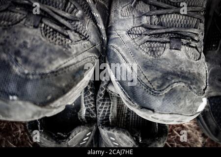 Pile di scarpe usate usate usate Foto Stock