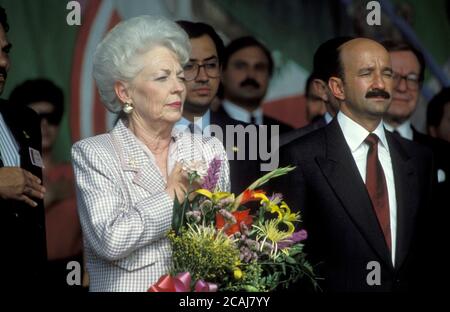 Il governatore del Texas Ann Richards mette la mano sul cuore durante il gioco dell'inno nazionale degli Stati Uniti mentre si trova con il presidente messicano Carlos Salinas de Gortari. ©Bob Daemmrich Foto Stock