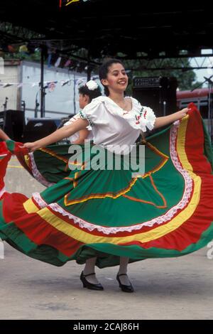 Danza femminile ispanica in abito tradizionale alla celebrazione del Cinco de Mayo ad Austin, Texas. ©Bob Daemmrich Foto Stock