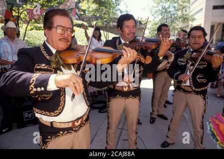 I membri di una band mariachi celebrano Diez Y Seis mentre suonano canzoni tradizionali sul lungofiume di San Antonio, Texas. ©Bob Daemmrich Foto Stock