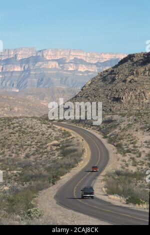 Big Bend National Park, Texas USA: I veicoli viaggiano su una tortuosa strada pavimentata del parco che conduce al campeggio del Rio grande Village. ©Bob Daemmrich Foto Stock