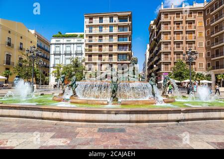 Piazza di Santa Maria e fontana Rio Turia a Valencia in un giorno d'estate, Spagna Foto Stock