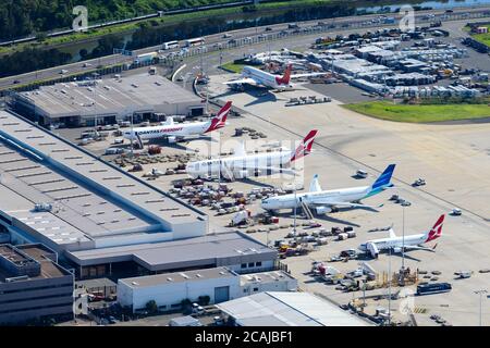 Rampa di carico all'aeroporto internazionale di Sydney in Australia. Velivolo Qantas Airways su supporto remoto con più pallet di carico intorno. Area dei freighters. Foto Stock