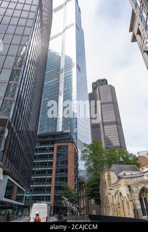 Come si vede da St. Mary Axe, il grattacielo di Bishopsgate del 22 si trova sulla Torre 42 e sugli edifici circostanti nella città di Londra, Inghilterra, Regno Unito Foto Stock