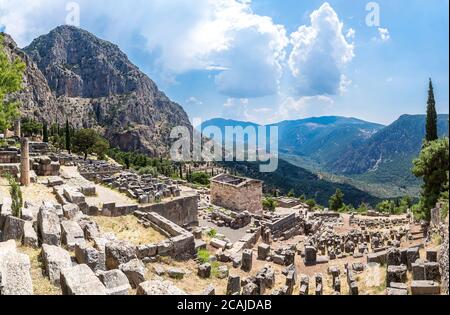 Il Tesoro Ateniese in Delphi, in Grecia in un giorno di estate Foto Stock