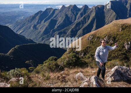 Donna che prende un selfie delle scogliere di Ronda Canyon - BOM Jardim da Serra - SC - Brasile Foto Stock