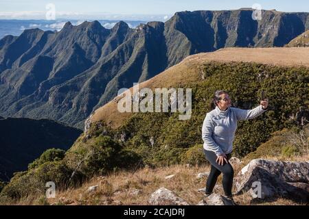 Donna che prende un selfie delle scogliere di Ronda Canyon - BOM Jardim da Serra - SC - Brasile Foto Stock