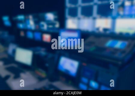 Interruttore video immagine sfocata di Television Broadcast, lavorando con mixer video e audio, controllare le trasmissioni in studio di registrazione. Foto Stock