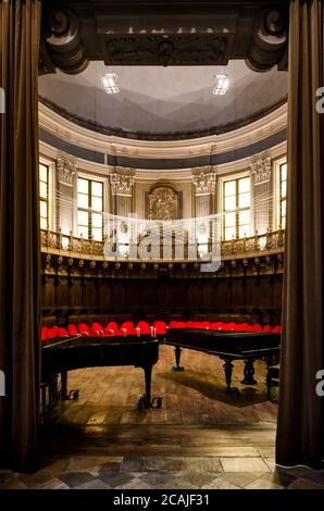 TORINO, ITALIA - 11 GIUGNO 2017: Il 11 giugno 2017, l'antico coro barocco della chiesa di Santa Pelagia a Torino, con due pianoforti e tendaggi Foto Stock