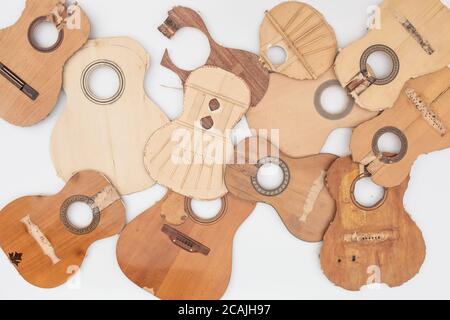 Vecchie parti di chitarre rotte Foto Stock