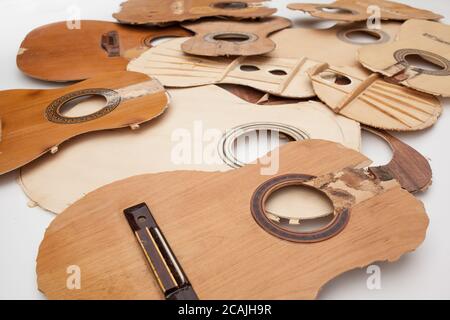Vecchie parti di chitarre rotte Foto Stock