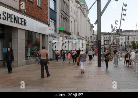 Cork, Irlanda. 7 agosto 2020. Clima caldo per il fine settimana, Cork City. Gli amanti dello shopping hanno riempito la città oggi per prendere il sole e godersi il caldo tempo che è previsto per continuare per il fine settimana. Credit: Damian Coleman/Alamy Live News Foto Stock