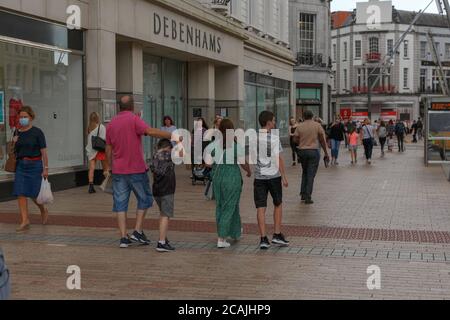 Cork, Irlanda. 7 agosto 2020. Clima caldo per il fine settimana, Cork City. Gli amanti dello shopping hanno riempito la città oggi per prendere il sole e godersi il caldo tempo che è previsto per continuare per il fine settimana. Credit: Damian Coleman/Alamy Live News Foto Stock