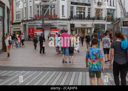 Cork, Irlanda. 7 agosto 2020. Clima caldo per il fine settimana, Cork City. Gli amanti dello shopping hanno riempito la città oggi per prendere il sole e godersi il caldo tempo che è previsto per continuare per il fine settimana. Credit: Damian Coleman/Alamy Live News Foto Stock