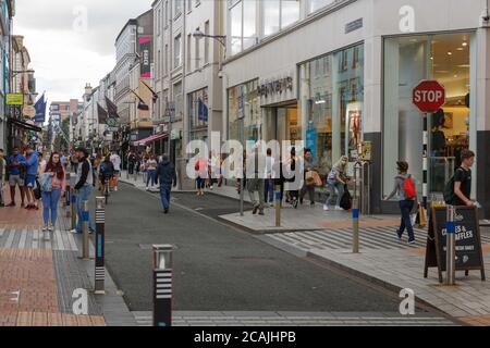 Cork, Irlanda. 7 agosto 2020. Clima caldo per il fine settimana, Cork City. Gli amanti dello shopping hanno riempito la città oggi per prendere il sole e godersi il caldo tempo che è previsto per continuare per il fine settimana. Credit: Damian Coleman/Alamy Live News Foto Stock