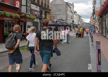 Cork, Irlanda. 7 agosto 2020. Clima caldo per il fine settimana, Cork City. Gli amanti dello shopping hanno riempito la città oggi per prendere il sole e godersi il caldo tempo che è previsto per continuare per il fine settimana. Credit: Damian Coleman/Alamy Live News Foto Stock