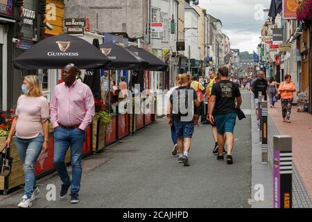 Cork, Irlanda. 7 agosto 2020. Clima caldo per il fine settimana, Cork City. Gli amanti dello shopping hanno riempito la città oggi per prendere il sole e godersi il caldo tempo che è previsto per continuare per il fine settimana. Credit: Damian Coleman/Alamy Live News Foto Stock