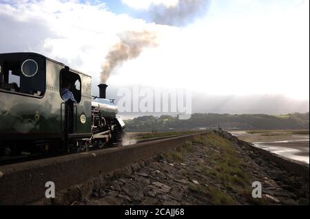'Blanche' e 'Lindaa' a doppia testa un servizio di Blaenau Ffestiniog lontano dal porto di Porthmadog e di fronte al COB. Foto Stock