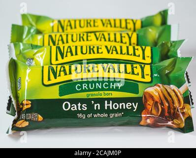 Il Nature Valley Oats ’n Honey Crunchy Granola Bar combina miele delizioso e vero con 16 g di avena integrale Foto Stock