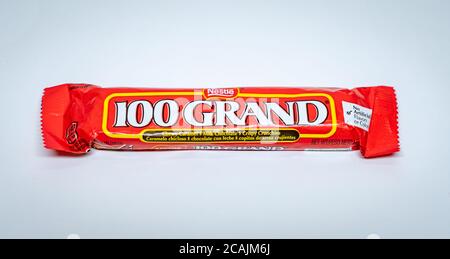 100 GRAND Chocolate bar su sfondo bianco Foto Stock