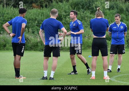 OLDHAM, INGHILTERRA. 7 AGOSTO 2020. Oldham Athletic Head allenatore Harry Kewell durante l'allenamento pre-stagione a Chapel Road, Oldham. (Credit: Eddie Garvey | MI News) Credit: MI News & Sport /Alamy Live News Foto Stock