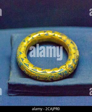 Egitto, Cairo, Museo Egizio, gioielli trovati nella necropoli reale di Tanis, sepoltura del re Psuscennes i: Braccialetto in oro e lapislazzuli. Foto Stock