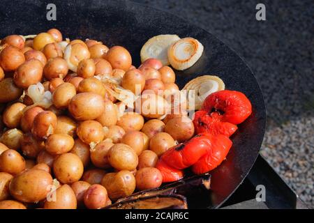 Cucina vegana: Patate alla griglia servite in una padella di metallo. Street Festival cibo. Foto Stock